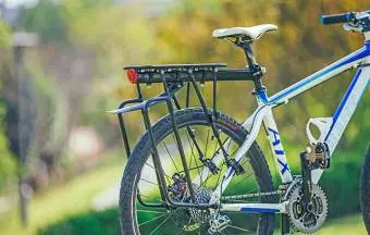 Tylny Bagażnik Rowerowy Z Błotnikiem I Odblaskiem Rockbros HJ1008-1 Czarny