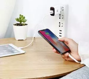 Ładowarka sieciowa z wyświetlaczem Baseus Mirror Travel 3x USB - biała